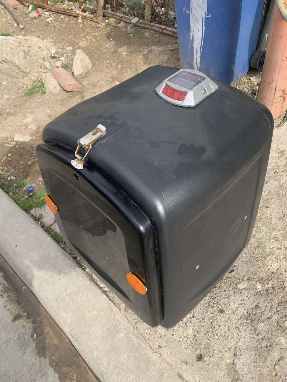 سلام عليكم خوذه مستعمله قليل وصندوك اسود هم استعمال قليل مكاني شعب سعره الخوذة 20بيها مجال  وصندوك سعره30وهم بي مجال  رقمي ***********
