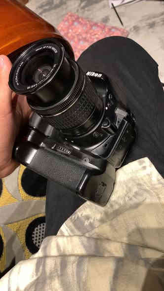 نيكون 5300D للبيع موجود واتساب *********** سعر 325 وبيه مجال قليل
