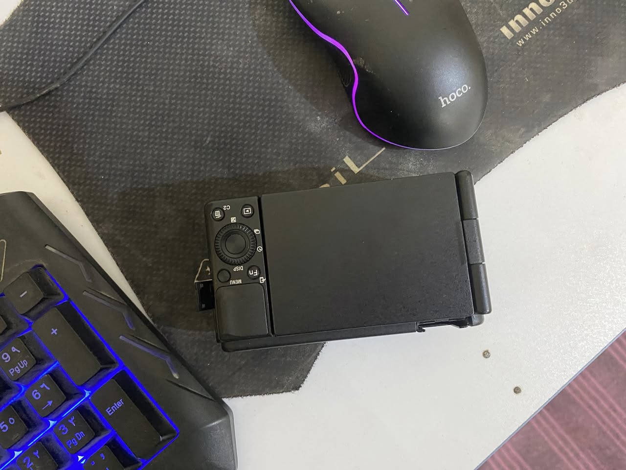 الكاميرا  الغنية عن التعريف سوني zv1 تصوير 60فريم  4k  الشيئ الوحيد اللي بيها كفر العدسة  الخارجي يعلك يرادله بس تتظيف استخدام قليل جدً للبيع للتواصل واتساب ***********
