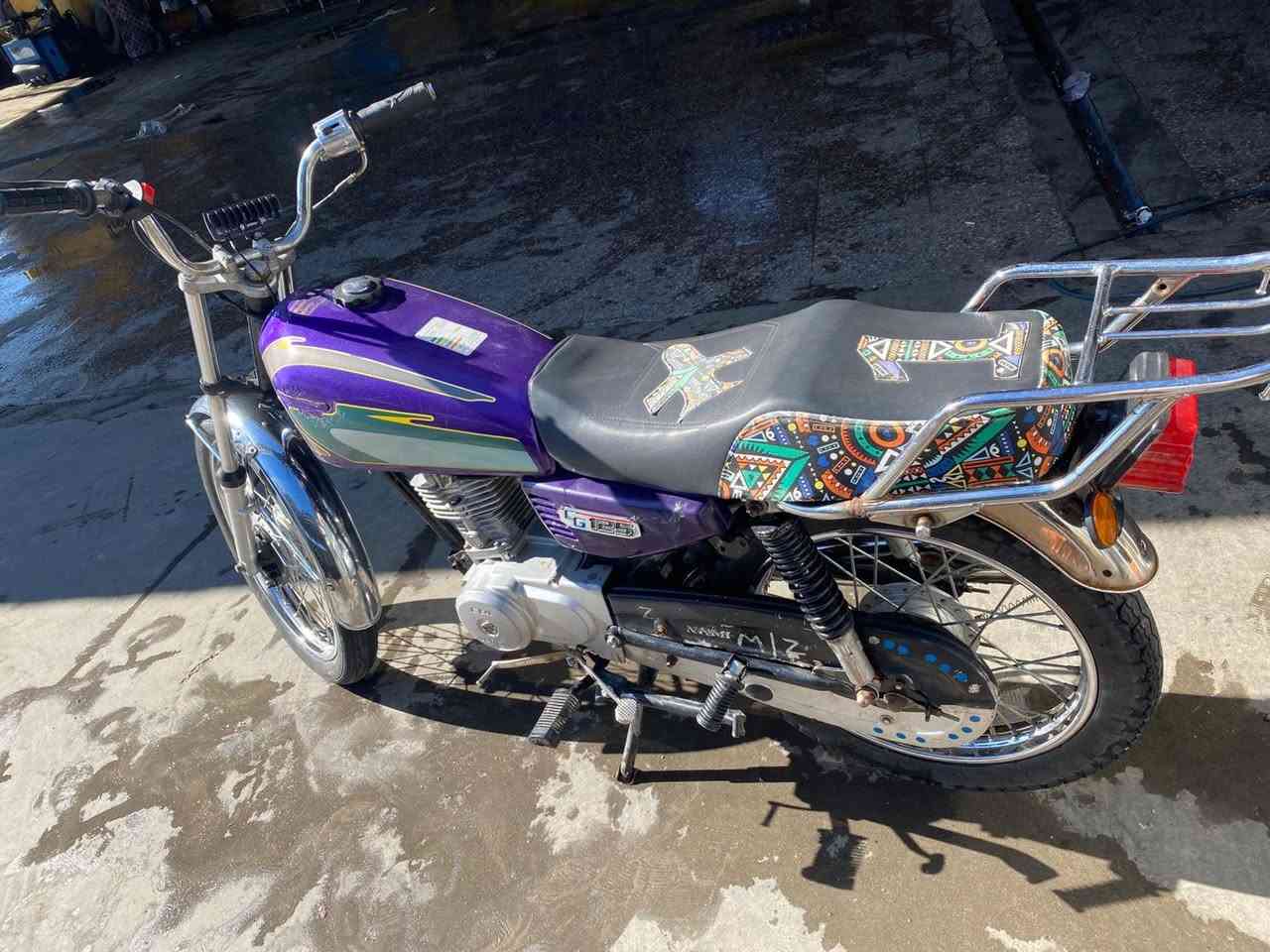 السلام عليكم
دراجه اربعه گير كلك مكفول 
الدراجه نضيفه وكامله مثل ما بالصوره
السعر325 وبيهه مجال بسيط

***********
