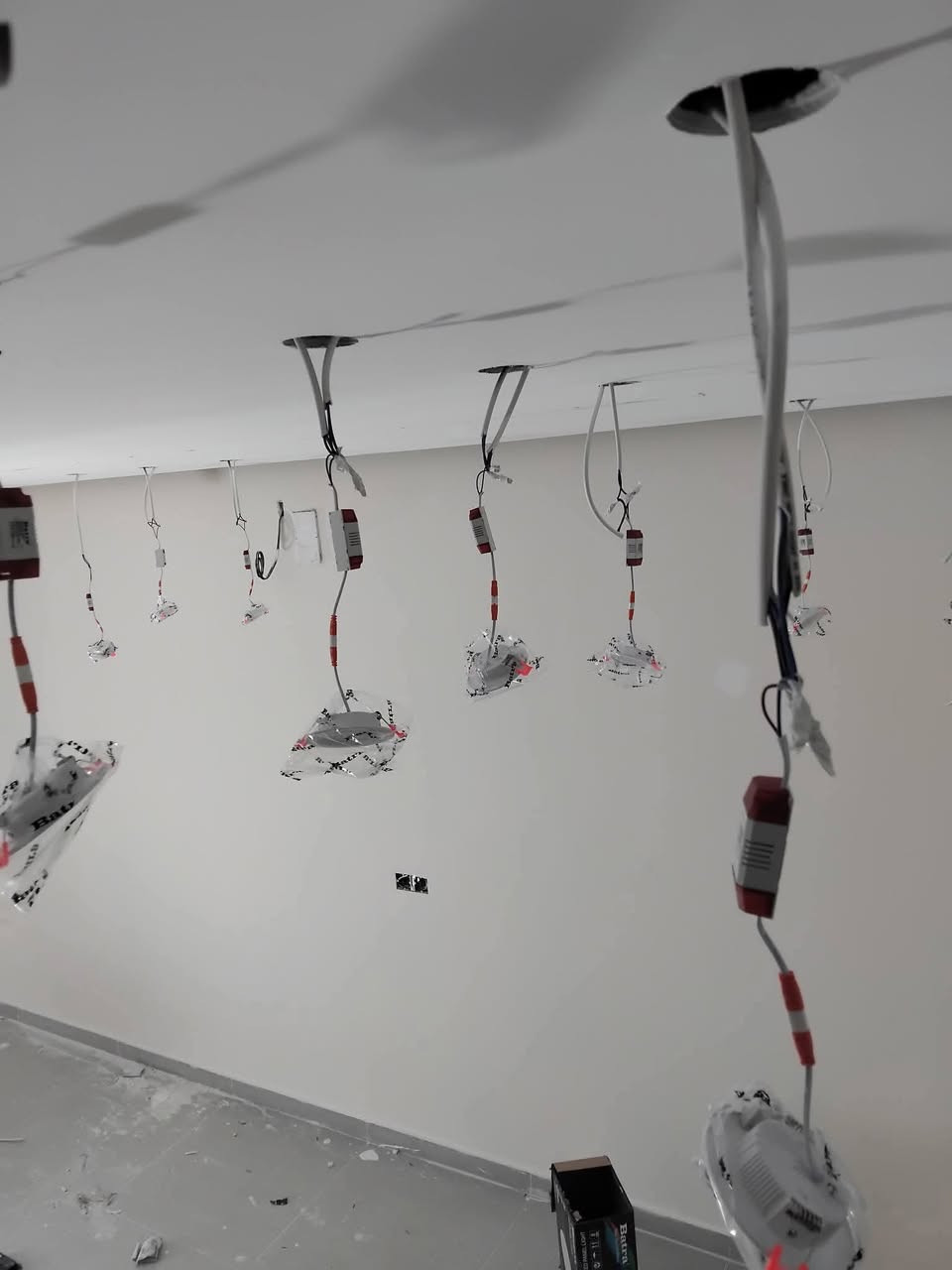 (خدمات الحارث) 
## 🛠️ خدمات المنزل المتكاملة في بغداد (كهرباء - تأسيسات ماء - مجاري) 🛠️
هل تواجه مشكلة مفاجئة في المنزل؟ تبحث عن عمل درجة أولى وبأسعار مناسبة؟
نحن هنا لخدمتكم في كافة أنحاء بغداد (الكرخ والرصافة) لتقديم أفضل الخدمات المنزلية وبأيدي فنيين محترفين وأصحاب خبره
### ⚡ أولاً: خدمات الكهرباء
 * **تأسيس وصيانة:** تأسيس كهرباء المنازل والبنايات بالكامل (ظاهري ودفن).
 * **إصلاح الأعطال:** تتبع شورت الكهرباء، صيانة بوردات (لوحات التوزيع)، وتحويل الخطوط (وطني - سحب).
 * **التركيبات:** تركيب الثريات، البلازمات، الإنارة الحديثة (سبوت لايت وليد)، والمراوح والمكيفات.
### 🚰 ثانياً: التأسيسات المائية (السياسة)
 * **تأسيس شبكات المياه:** ربط وتأسيس أنابيب المياه (PPR الحار والبارد) بأحدث الطرق وبدون تسريب.
 * **التركيبات الصحية:** تركيب المغاسل، الخلاطات، التواليت (الشرقي والغربي)، السخانات، والمضخات (الماطورات).
 * **صيانة عامة:** معالجة نضوح المياه وتبديل الأنابيب التالفه
 * **تأسيس شبكات الصرف:** حفر وتأسيس أنابيب المجاري الخارجية والداخلية وضبط الميول لضمان عدم الانسداد مستقبلاً.
### ✨ لماذا تختارنا؟
> ⏱️ **سرعة في الاستجابة:** نصلك بأسرع وقت ممكن لحالات الطوارئ.
> 💼 **دقة وأمانة:** نعمل بأحدث المواد وبإتقان تام يضمن لك الراحة.
> 💰 **أسعار تنافسية:** أسعارنا مناسبة ومدروسة وتناسب الجميع.
> 
### 📞 للحجز والاستفسار:
 * **رقم الهاتف:** [***********]
 
 * **الموقع:** متواجدون في كافة مناطق بغداد 📍
**ثقتكم هي هدفنا... لا تتردد بالاتصال بنا في أي وقت!**
###  ترتيب بورد كهرباء، أو ترتيب أنابيب مياه).  #بغداد #كهربائي_بغداد #تأسيسات_صحية #تسليك_مجاري #صيانة_منازل.
