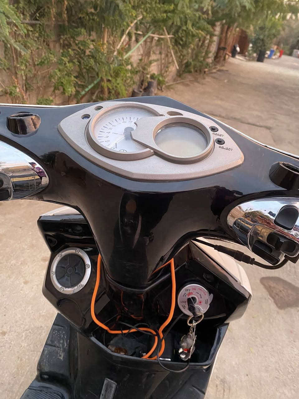 سلام عليكم سكنس فحل بوشة 58صالنصة رياضي الدراجة نكرة بكل وقت شلعا ومعدل تآكل الشارع  
سعر 800جوة السوك 
المكان جسر المثنى 
رقم ***********
