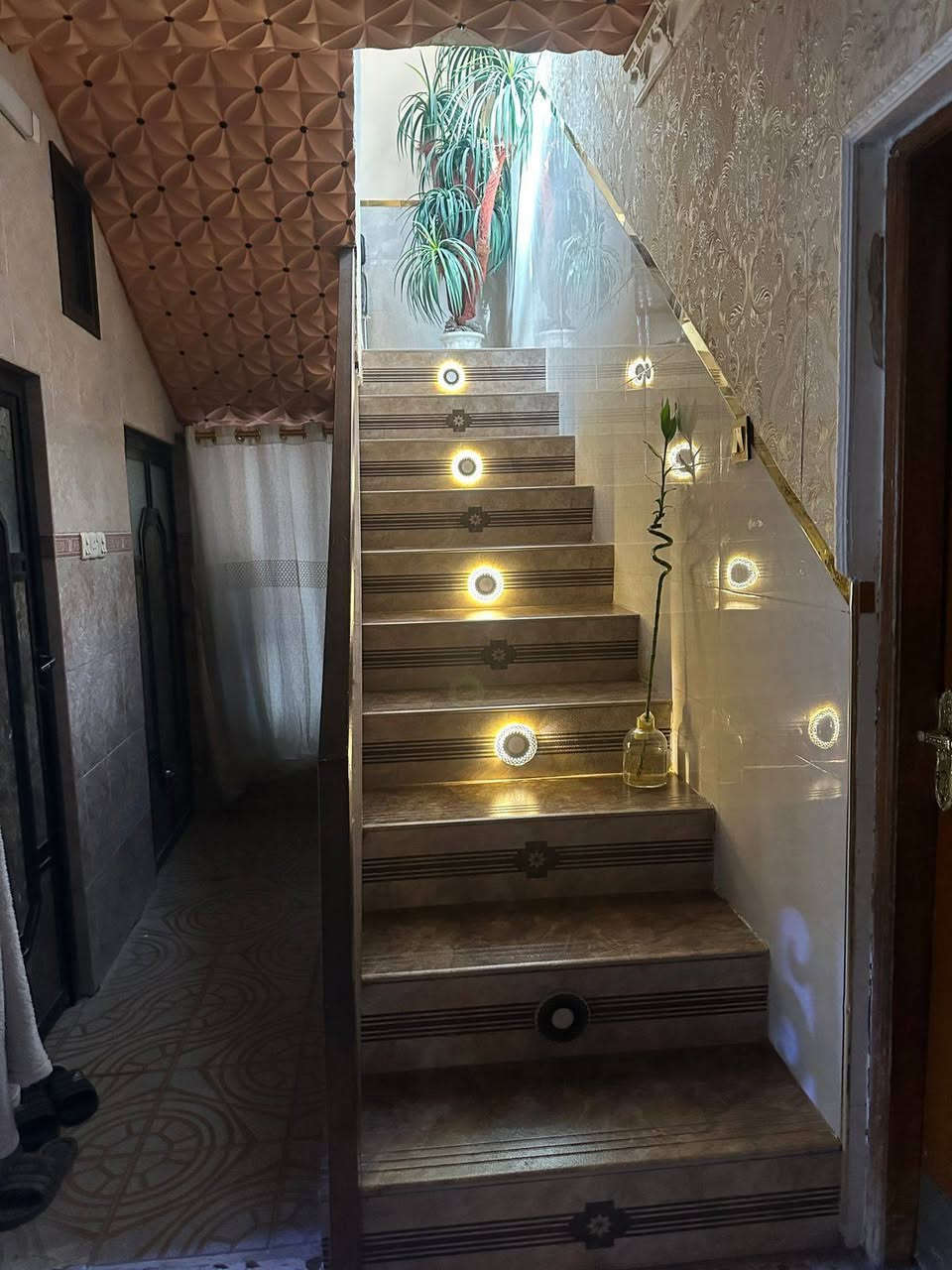 بيت للبيع 250 متر طابق واحد بناء نضيف الاكرمين قرب المدارس غرفتين وصاله ومطبخ وصحيات داخلية وخارجية وحديقه السعر 150 مجال 
للاستفسار مراجعة مكتب الوارث مقابل مدرسه الاكرمين 
أو الاتصال *********** واتساب
