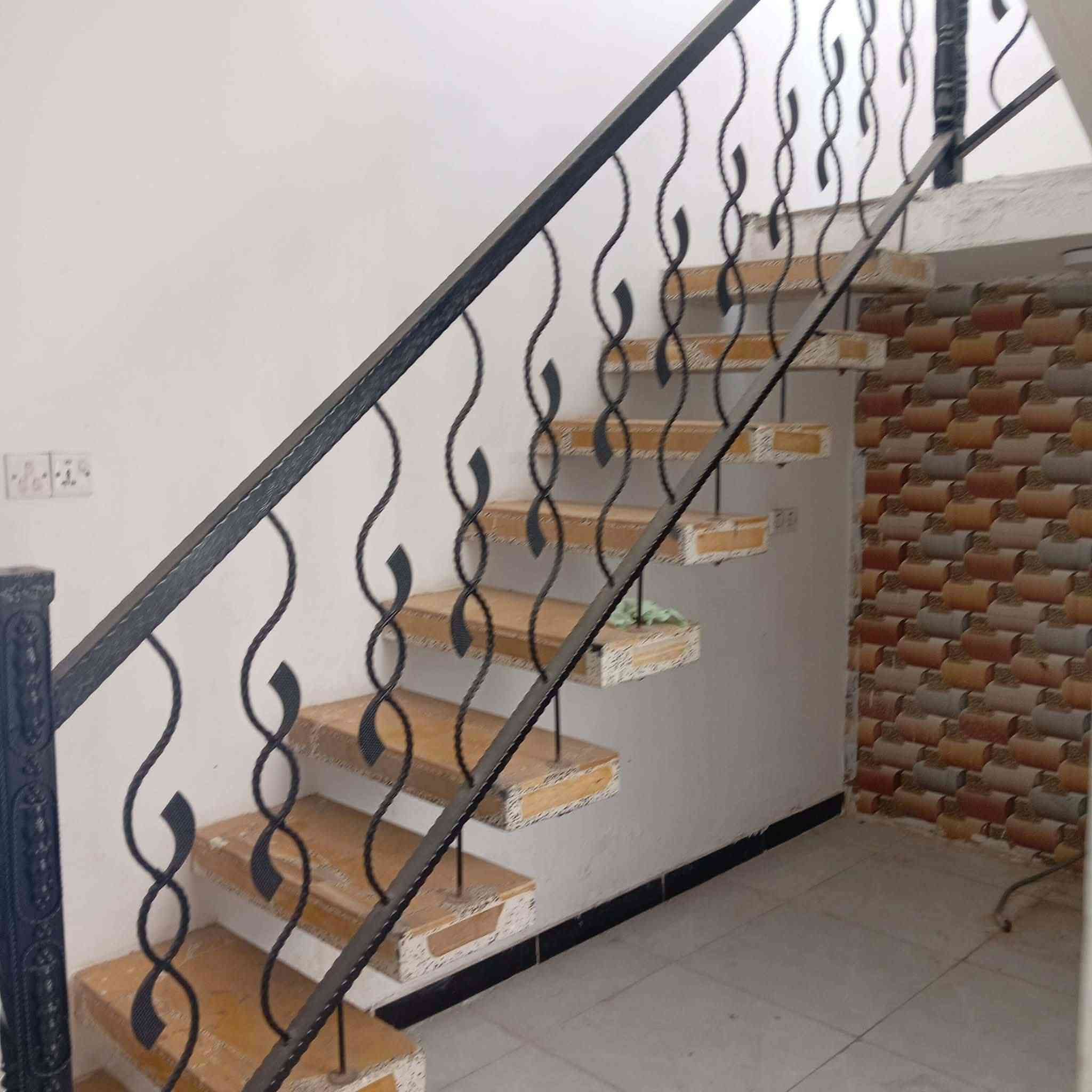 سلام عليكم بيت للبيع المساحة100م بناء جديدة على طريق السنيه بحي الامين للاستفسار على***********
