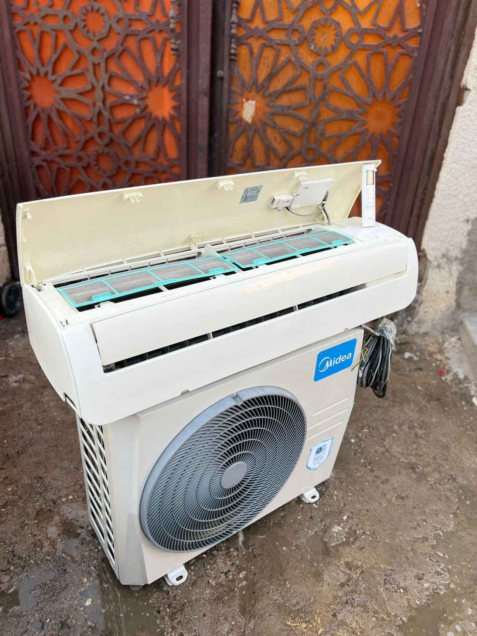 السلام وعليكم اخوان للبيع سبلت ميديا ٢ طن وربع  
نضافه 95/100 تبريده ثلج ❄️☃️🧊+تدفئه 🔥🐦‍🔥❤️‍🔥 كامل مكمل جيب وشد بواري جدد ريمونت وايرات اخوان 
 السبلت كله على وضع الشركه  الجهاز رديتراته صفر  
غازه٢٢ غاز مقفول مالت الشركه مغسول وجاهز 
بعد معروف الميديا بتبريده ودفعه القوي جاهز بس عليك تشده مشتغل موسم واحد راديترات لوك موس 
السعر 425 وبي مجال بسيط 
شارع فلسطين ***********
