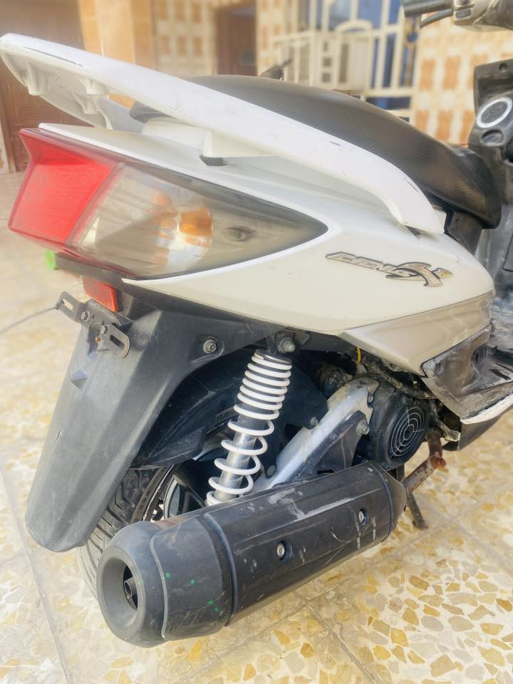 السلام عليكم سكنس فحل كوري نوزل خطين دراجة بعدها جديدة اي نقص مابيها شلعة معدل كهربايات دبلات هورن اشاير زوج تايرات جدد لايت شادة ب٣٥ 
مكاني بغداد 
السعر ٧٧٥ وبيها مجال قليل  اوراقها كلهن موجودات مال المعرض
تواصل ع رقم 
***********
