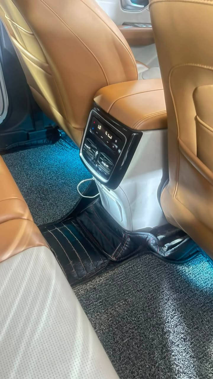جيتور للبيع موديل 2024 لكجري

جيتور X70 Plus 1.6 Luxury 

المواصفات:

*عدد صفوف المقاعد 3 (7 ركاب ) 

* إطارات قياس 20 إنچ

*فتحة سقف بانوراما 

*مقصورة الركاب من الجلد الفاخر بلونين

*مقعد السائق والراكب كهربائي

*مقعد السائق مزود بذاكرة لحفظ 3 وضعيات الجلوس

*مقعد السائق مبرد ومدفاء

*مقعد الراكب مبرد ومدفاء

*كاميرات محيطية 540 درجة

*شاشة عرض ترفيهية قياس 12.35 إنچ

* لوحة القيادة الكترونية قياس 10.25 إنچ

*نظام صوتي من ٨ سماعات عالية الجودة

*رادار تفاعلي

*نظام تحذير مغادرة المسار

* نظام القيادة شبه الذاتية

*نظام مراقبة النقطة العمياء 

*نظام التحذير من التصادم الأمامي و الخلفي 

*نظام الكبح التلقائي في حالة الطوارئ

* إنارة محيطية

* إنارة ترحيبية

* المرايا الجانبية قابلة للطي كهربائياً ومدفئة

* شاحن هاتف لاسلكي سريع

*الأضواء الأمامية والخلفية أوتوماتيكية ليد(LED)

* مسند الذراع الوسطي مع ثلاجة

*نظام الدخول الذكي (بصمة)

* صندوق كهربائي

* نظام الفرامل اليدوية الاوتوماتيكي Autohold

*مكيف مع شاشة تحكم منفصلة للصف الثاني

*نظام مساعد صعود المرتفعات

*وسائد هوائية امامية وجانبية عدد 6

*نظام المكابح المانعة للانغلاق

*نظام التحكم بالثبات 

*نظام التحكم نزول على المنحدرات

*داش كام - DVR

*نظام تنقية الهواء PM2.5 مع فلتر N95

*قفل وفتح النوافذ والسقف باستخدام البصمة

رقمه ١٩ انكليزي تحويل باي مكان 
السعر١٥٧
ارخص من خواته الفحص السونار موجود مع الصور 
مكاني بغداد ١٤ رمضان 
***********
ممتواجد فيس بس واتساب
