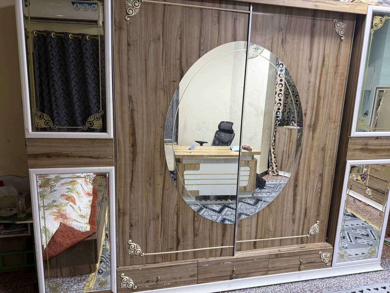 غرفة نوم تركي اصلي للبيع 6 قطع المراية مال الزاوية موجود تجي وياها عيوبهة مكان الخزن الي بل جرباية وصخ والمجرات الثنين مال ميز التواليت بيهن كسر بسيط العنوان البصرة المعقل رقم التواصل *********** السعر عل سوم أنطيني سومك على رقمي ونتفاهم
