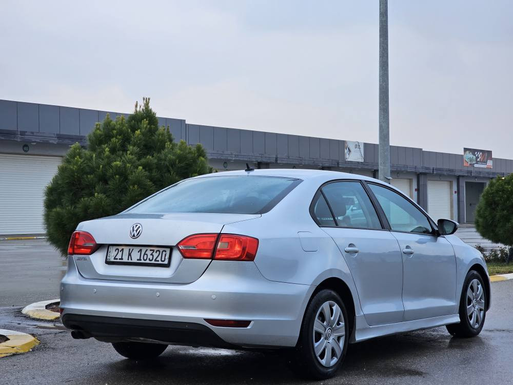 ***********

ڤۆلگس واگن جیتا
٢٠١٤

مواسەفات  خەلیجی 

مەکینەی   ٢٠   بێ تۆڕبۆ 

گێڕ ی ئۆتۆماتیك  و  عادی

حاسە جام کارەبا  کوشن جەگ 

فڵچە ئۆتۆ  گێڕو مەکینە و تەبرید  بەشەرت

سەیارەکە یەک دەستە 

سەنەوی رەقەم و هەزەی  تازەیە

سێپارچە  بۆیاخی  هەیە  بێ ناوگرتن 

بێ ئێرباگ   تەنها پەمپە

سعری   ١٠٦ گەڵاو  معامەلەیەکی  کەم

*********** السليمانية, العراق
