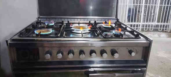 السلام عليكم 
طباخ مستعمل نضيف كلشي شغال حجم كبير 5 عيون والفرن شغال هم وما ناقصه اي شي 
العنوان العزه القديمه
رقم ***********
سعر 140 بي مجال
