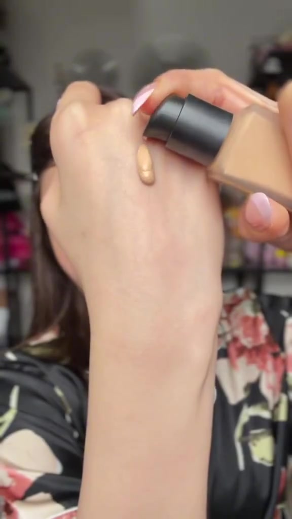 ✨🤍 NARS Natural Radiant Longwear Foundation 🤍✨

فاونديشن نارس الأصلي من أشهر أنواع الفاونديشن بالعالم، معروف بتغطيته المميزة ولمسته الطبيعية اللي تخلي البشرة وكأنها فلتر حقيقي! 😍

🌟 مميزات المنتج:
✔️ تغطية متوسطة إلى كاملة قابلة للبناء.
✔️ يمنح البشرة إشراقة طبيعية وصحية.
✔️ يدوم لساعات طويلة بدون ما يفقد جماله.
✔️ يوحد لون البشرة ويخفي العيوب والتصبغات.
✔️ قوام خفيف يندمج بسهولة مع البشرة.
✔️ ما يعطي مظهر متكتل أو ثقيل.
✔️ مناسب للمناسبات والاستخدام اليومي.
✔️ يترك البشرة ناعمة ومخملية بإطلالة راقية.

💄 النتيجة؟
بشرة صافية، موحدة، ومشرقة بمظهر طبيعي يخلي المكياج يطلع احترافي وأنيق طول اليوم. ✨
السعر ب10الاف
توصيل بسمايه الف 
توصيل محافظات5الاف


**إذا كنت صاحب هذا الإعلان وتريد حذفه لأي سبب، رجاءا أرسل رسالة إلى الدعم الفني**