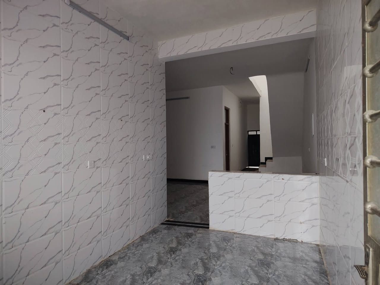 يالله سلام عليكم دار للبيع بغداد المدائن منطقه بانوراما قريب كلش على مدارس بناء حديث بعده ممسكون فارغ حاليآ مساحه ١٤٠ متر يتكون الدار من غرفة نوم واحده واستقبال صاله كبيره مطبخ كبير ستقبال 6في 5 صحيات داخلية خارجيه زراعي بعد ممسكون فارغ حاليآ كامل من كلشي صحيات كيزر تانكي ماطور ماء صطح مغلف ماده الاوزكام للاستفسار الاتصال على الارقام *********** أو *********** وات ساب
