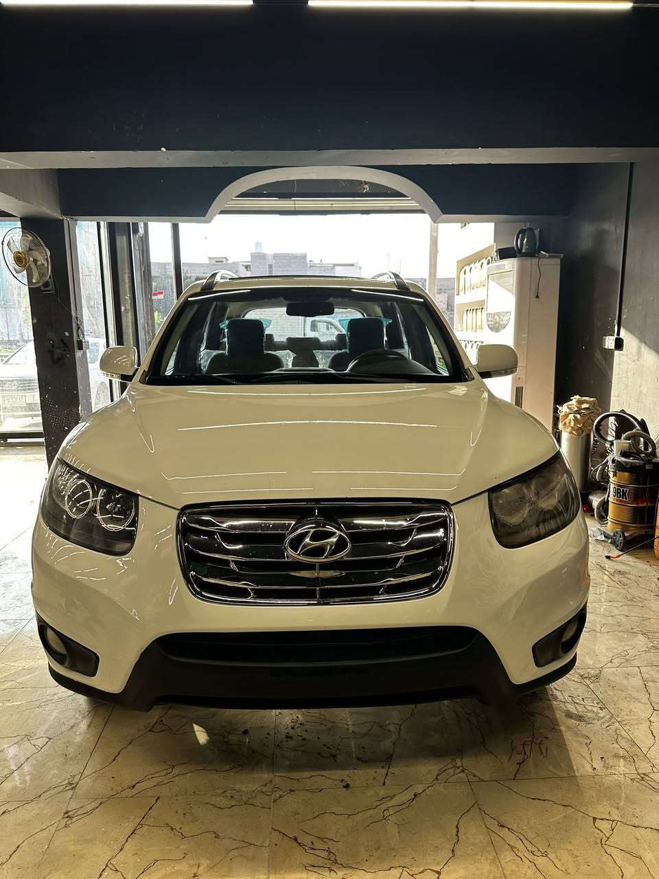 سلام عليكم 
سنتافي موديل 2012خليجي كفاله عامه 
محرك 4 سلندر كير خير من الله 
بدون ضربه بدون صبغ  عدا صبغ شبر بجاملغ السائق اثر خياس وبيه بارد بسيط بالجاملغ الخلفي باقي سياره كفالة
حداديه تخم تاير راديترات منضومتها كلها جديده سياره رقم بصرة بأسمي تحويل ثاني يوم 
رقم الهاتف ***********
السعر 135 وبي مجال
