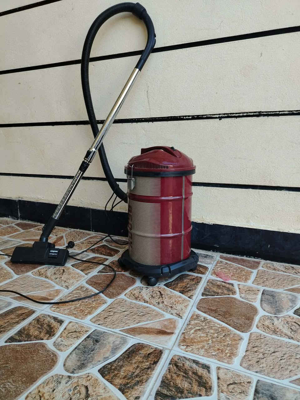 السلام عليكم مكنسة كهربائيّة للبيع السعر 30 وبيهه مجال متواجدخاص وهاذه رقمي ***********تقاطع القدس دور الزراعه
