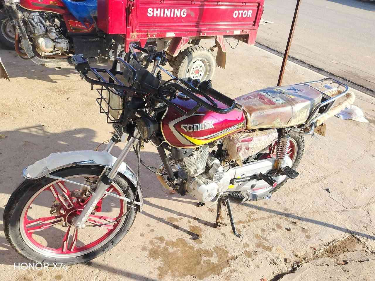 السلام عليكم موطور للبيع او مراوس 

سولنك 2023✅
محرك شرط ما مفتوح لا صرف ولا بخار كهربايات كلها شغاله سلف دبلات بلاديه تواير جدد ما بي نقص خلاص ما جناي مكان الزاب السعر525 بي مجال حك الجيه فقط الشراي يتصل عل رقم ويتدلل ***********
