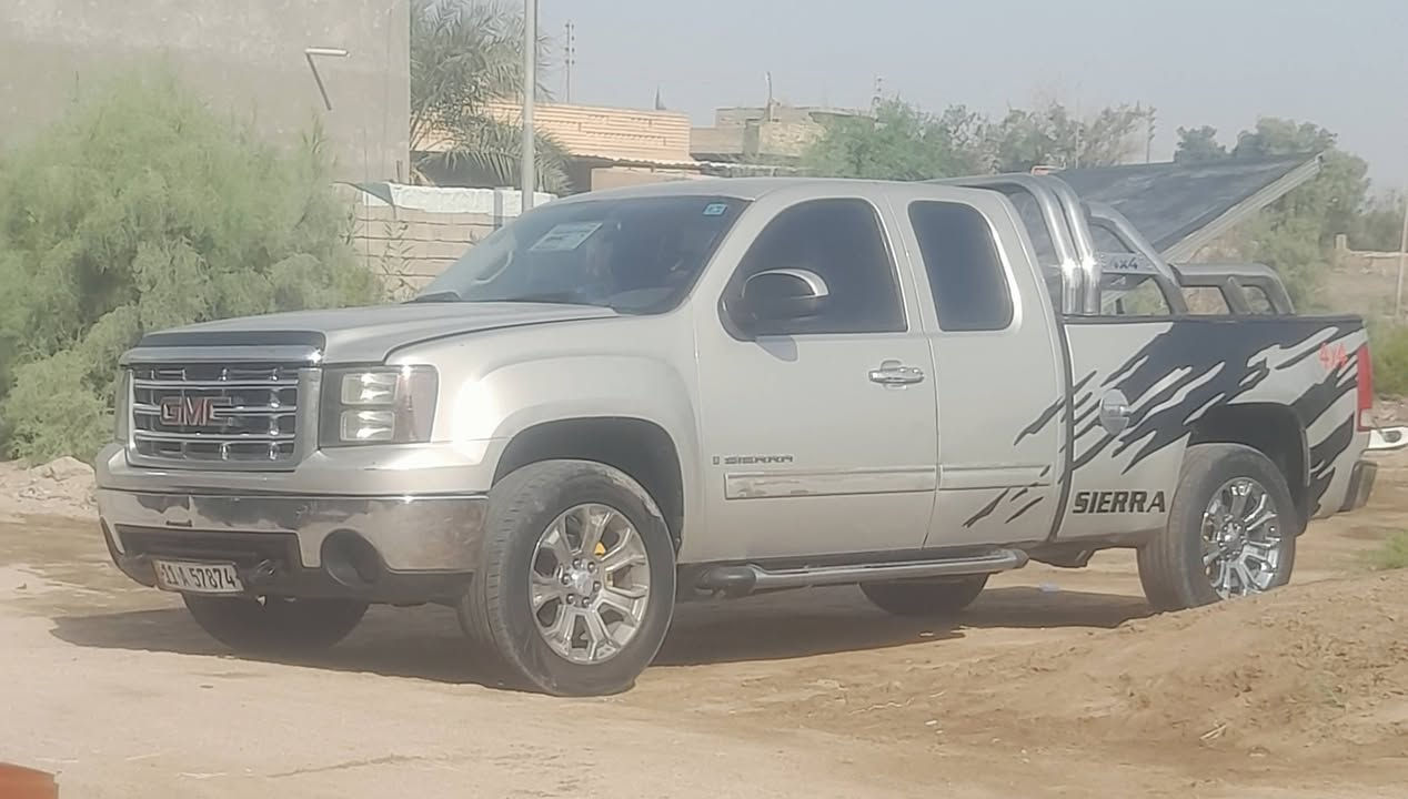 سلام عليكم. للبيع GMC سيرا موديل 2007 رقم بغداد مشروع وطني
محرك وكير بحاله ممتازه 
السياره مصبوغه حزام للجماليه فقط 
دواخلها كلش نضيفه وحلوه 
تحكم ستيرن 
شاشه اندرويد 
كشن كهربائيّ 
كهربائيات كلها شغاله وعلى وضع الشركه 
تخم تاير+ ويل كب كروم اصلي GM
عليها ادامه عامه 
سياره استخدام شخصي. يعني ابد ما متعوبه 
السعر. 120 وبيها مجال قليل 

مكاني البصره قضاء القرنه. 
رقم الهاتف. ***********

