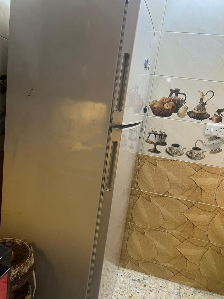 السلام عليكم ثلاجه كبيره  نضيفه للبيع السعر ١٥٠شراي يتصل على رقم. ‭٠٧٧٦ ٥٥٤ ٣٧٣٦
