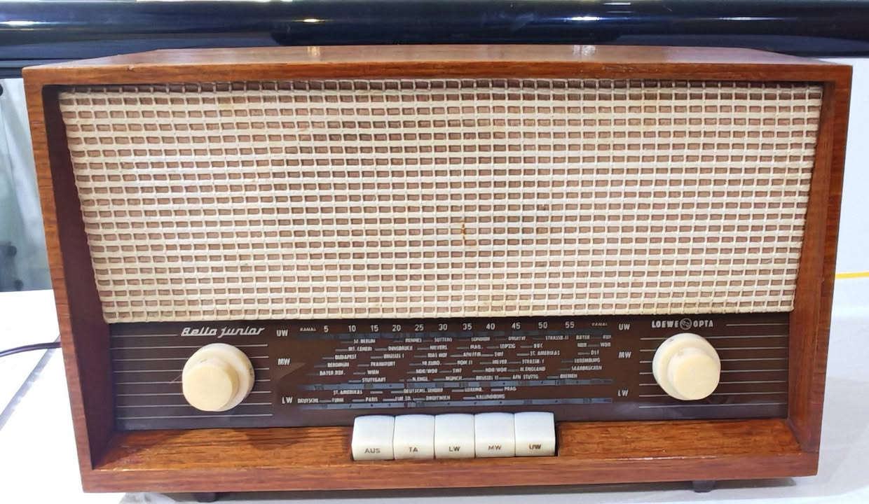 راديو قديم من طراز Bella Junior ، وهو من إنتاج شركة Loewe-Opta الألمانية في الفترة ما بين 1962 و1963.  قياس36سم × 21سم × 16.5 سم نظافة 95% للاستفسار الاتصال على الرقم *********** توصيل جميع المحاقظات
