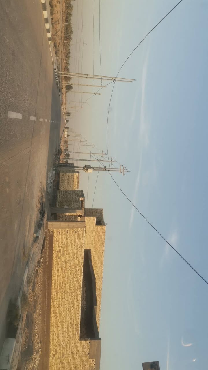 بيت للبيع مجمع اللؤلؤة طريق دغارة ديوانية طابوا زراعي مداور باسم المشتري يتكون من غرفتين صاله براني مطبخ مناور صحيات داخليه  وخارجية حديقه مساحة ٢٥٠ متر خدمات فول مي كهرباء مجاري تبليط
يقع على الشارع الرئيسي عرض ١٥
متر السعر ٤٢ مجال قليل للاستفسار ***********
