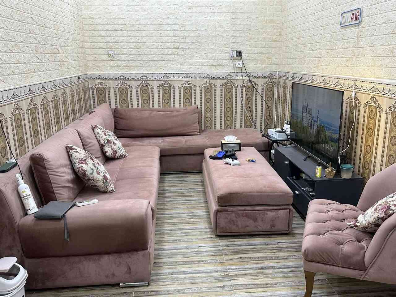 السلام عليكم
هذا الكورنر للبيع
الكوالتي جداً جداً عالي

الكورنر يصير قطعتين كبار    ووياه كرسي و مخدات  ٣ 
وطبلة او هي تعتبر قطعه ثالثه تكدرون تدمجونها ويه الكورنر بالطول او تخلونها بصف القطعه الطويله ويصير سرير
او تخلونها بالنص ك طبلة

بس اني وزوجي بالبيت واغلب وقتنا بالدوام ف باقي بعده جديد
راح ننظفه ويا شركة توصيل قبل الاستلام حتى نضمن يبقى نضيف
بي بقع بسيطه حتى ممبينه بالتصوير بس للامانه اذكرلكم و  كلها تروح اثناء التنظيف ويه الشركه حتى اللي يحجزه ينتظرني بس انظفه  
طبعاً القماش مخمل صورتلكم فيديو شلون القماش صاير
طبعاً مايتعب ابد مجرد ينمسح بوصله خفيفه وداستي ينظف بس اني مرات اتعاجز و كلت فد مره ويه الشركه حتى يجيكم نظيف

سعر الشراء  مليونين و٣٥٠ 
صراحه يسوى لانو كلش متين كلش وثكيل
ومسعرينه بالدولار واخذته وقت الدولار ١٥٠ هيج شي 
سعر البيع مليون و٢٥٠

اني كلش كلش كلش احبه ومعتزه بي بس اريد اخذ لون ابيض لغرض التصوير واريد شي انعم لانو المكان عندي صغير 

ملاحظة: ميز التلفزيون الرصاصي كذلك معروض للبيع


**إذا كنت صاحب هذا الإعلان وتريد حذفه لأي سبب، رجاءا أرسل رسالة إلى الدعم الفني**