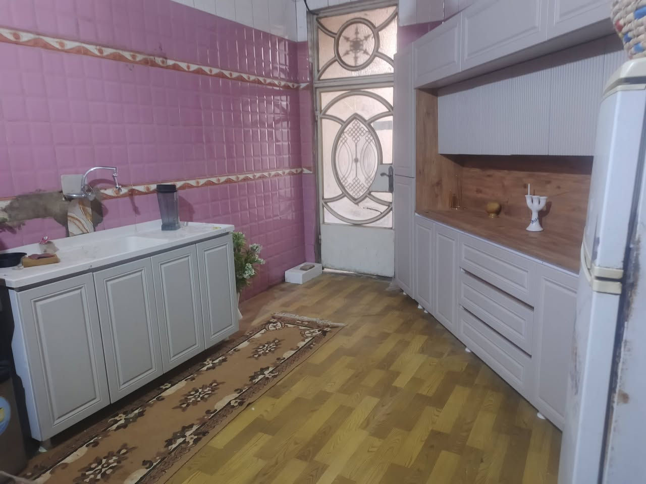 🏡 بيت للبيع في الناصرية - حي الحكيم (قرب مطعم بركات الحوراء ع)
​بناء كونكريت مسلح  (طابو ملك )
​ 
​المساحة الإجمالية: 200 متر مربع.
​الواجهة: يحتوي على طارمة بمساحة كبيرة 
​الصحيات الخارجية وصحيات داخلية
​🛏️ التفاصيل الداخلية 
​الاستقبال: صالة استقبال واسعة  مساحه (7.5 م × 3.5 م) 
​الصـالات: يحتوي البيت على صالتين داخلية (عدد 2) 
يحتوي ع ​مطبخ 
​التهوية ومناور عدد)(2)
​غرف النوم (عدد 3):
​غرفتين (2) في الطابق الأرضي 
​غرفة (1) واسعةومستقلة في الطابق الثاني.
للاستفسار على الرقم
***********
