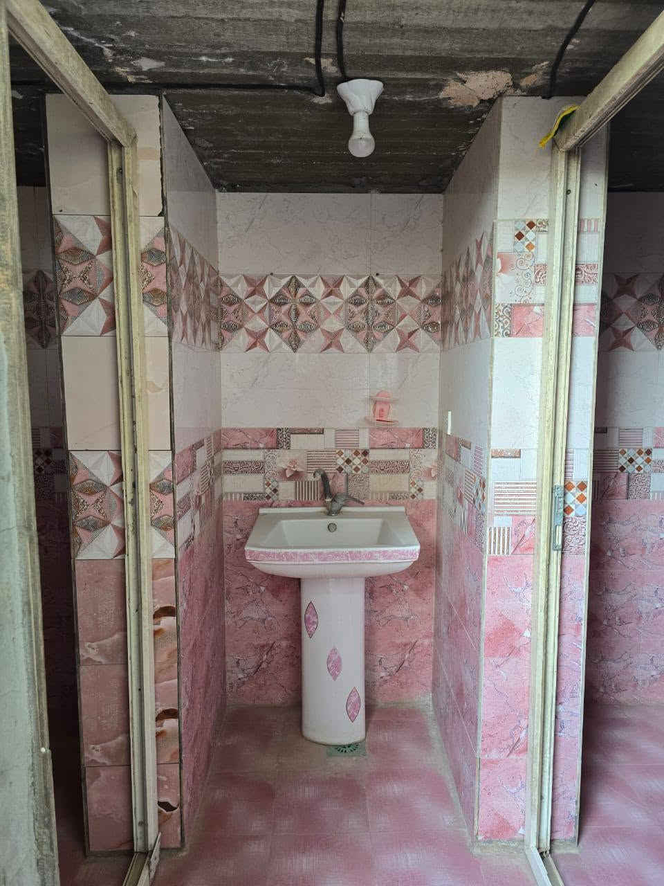 بيت للبيع مساحه 170متر شارع المشايه قرب شارع 30صوب بني ارچاب كونكريت الطرح ولارظيه حصريه جاهز ماناقص شي غرفتين نوم صاله وديوانيه ومطبخ وحمام  صيحات شرقي وغربي حمام داخلي ***********
