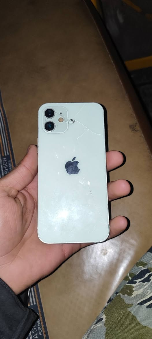 12 عادي سيم كرت ميشتغل
ذاكره 128
بطاريه 85
سعر 100
وكاميرا الخلفيه واكفه 
بغداد الحسينيه مال راشديه 
***********
