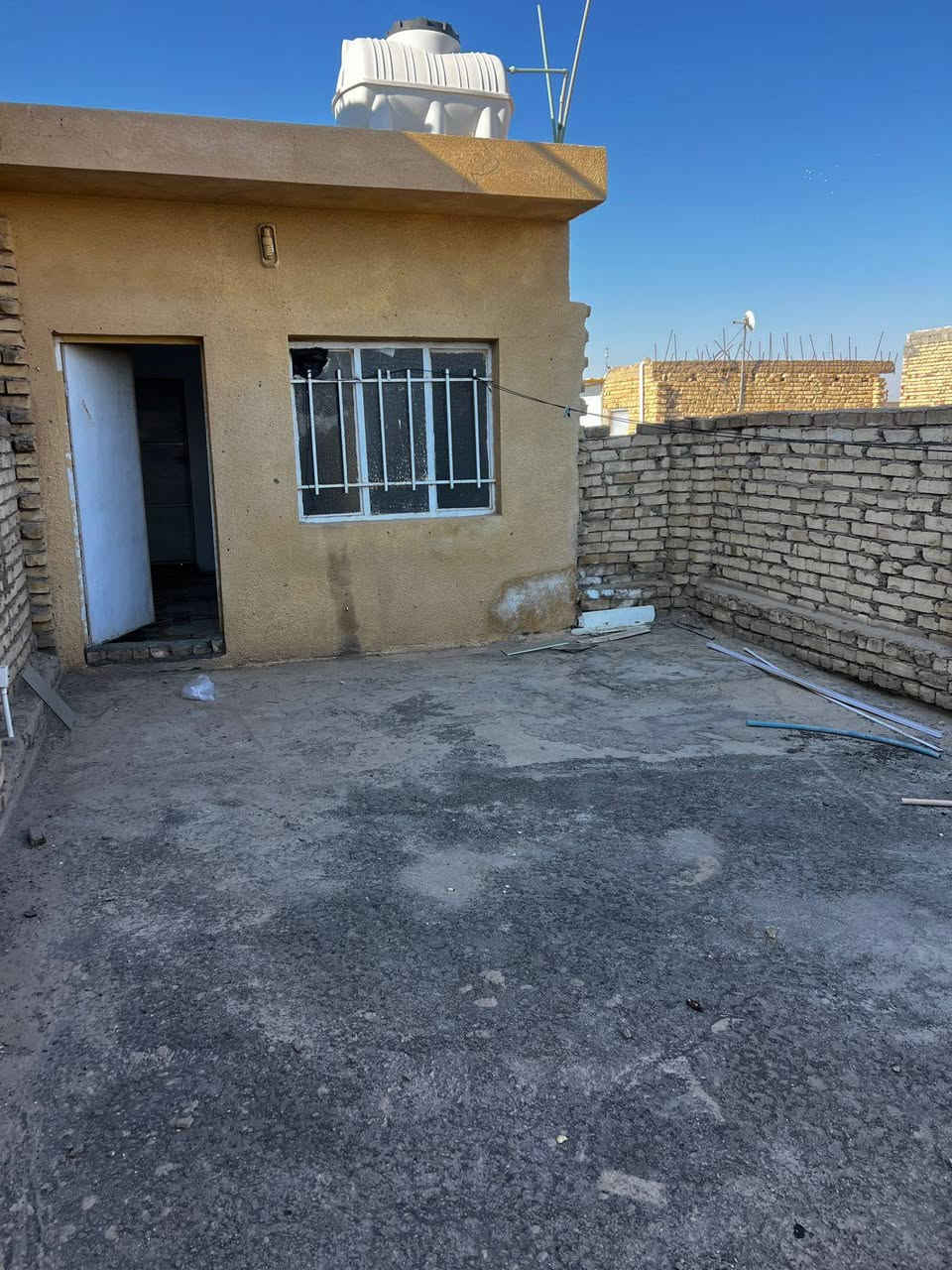 بيت للبيع مساحة 100 م بناء طابوق كامل مواصفات مي كهرباء مجاري ارصفه تبليط مكان حي الحكيم ‏اتصال ع صاحب الرقم للاستفسار اكثر ‪0773 403 1380‬‏( مكلفه بالنشر ماعرف سعر البيت)
