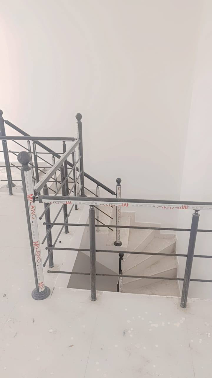 دار سكن المساحه 150 متر في حي الحكيم شارع ابو كيان الدلال قريب الكورنيش بناء حديث طابوك يتكون من 2 غرف نوم صاله مطبخ استقبال صحيات كهرباء ثريفيز ماء ثلالث خطوط للسعر والاستفسار الاتصال ***********  راتساب
