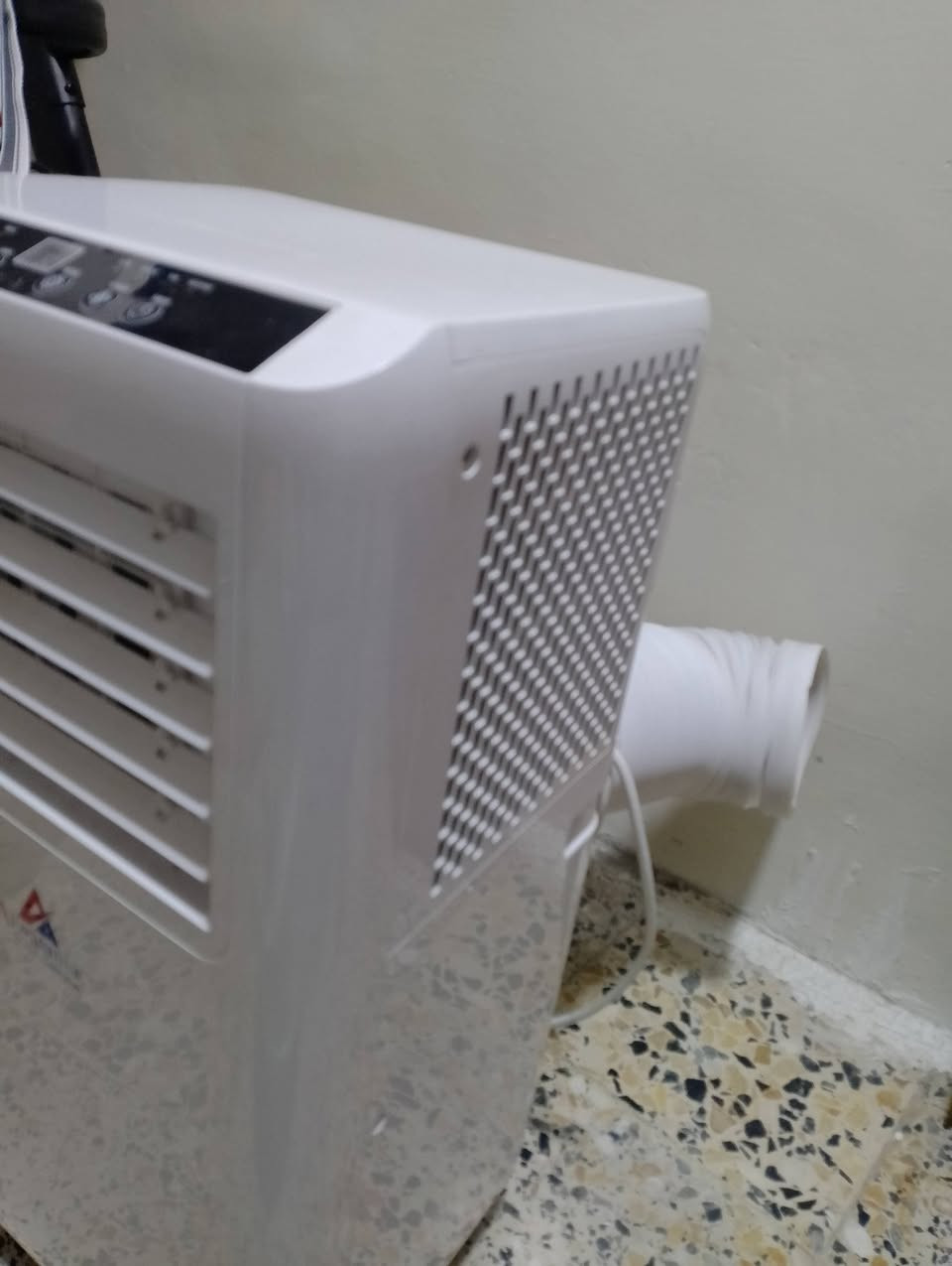سبلت للبيع نوعية مظبوطة تبريد ثلج + تدفئة ما مستخدم شي قليل للتواصل خاص او ***********
