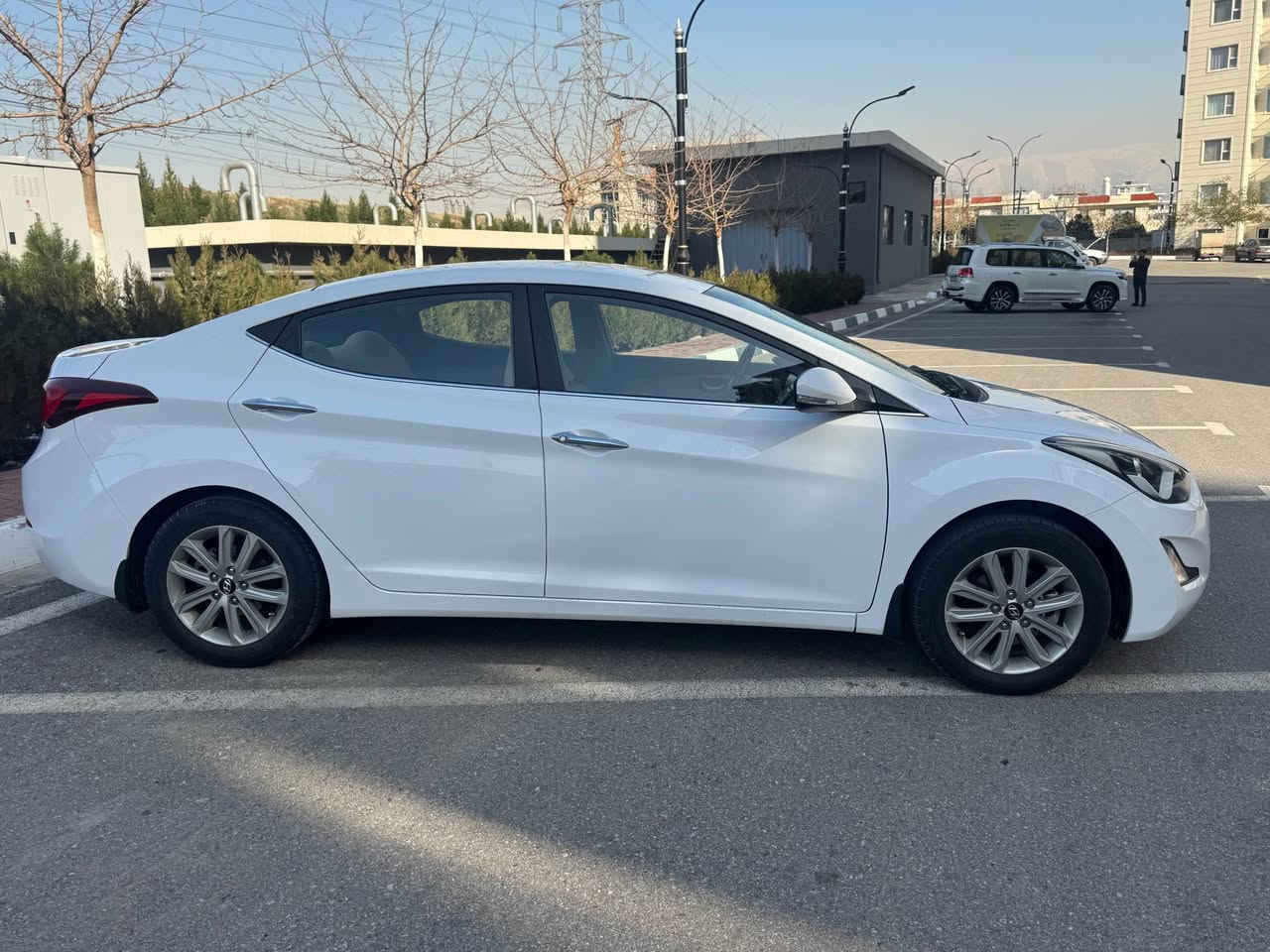 بە ناوی خوای گەورە
هۆندای ئەلەنترا 2014 شکڵ گۆڕاو شکڵی 2015
شتی لۆک و دانسقە و سفر
مەکینە١٨ گەورەی مەڕغووب
هەموو گیانی لە سەر دەقی شەریکە ماوەتەوە
بێ بۆیاخ و قوپاوی و شوخت و سارد
مواسەفاتی تەنها سڵاید و بەسمە نییە
کەم ڕۆشتوو 
بە ناوی خۆمەوەیە تا وەکو 2030 
دینارێ مەسرووفی نییە
تایە و باتریشی تازەیە 
سپێری دانەبەزیوە
چرکەی تیا نییە 
وەکو سفر وایە
شوێن سلێمانی
*********** السليمانية, العراق
