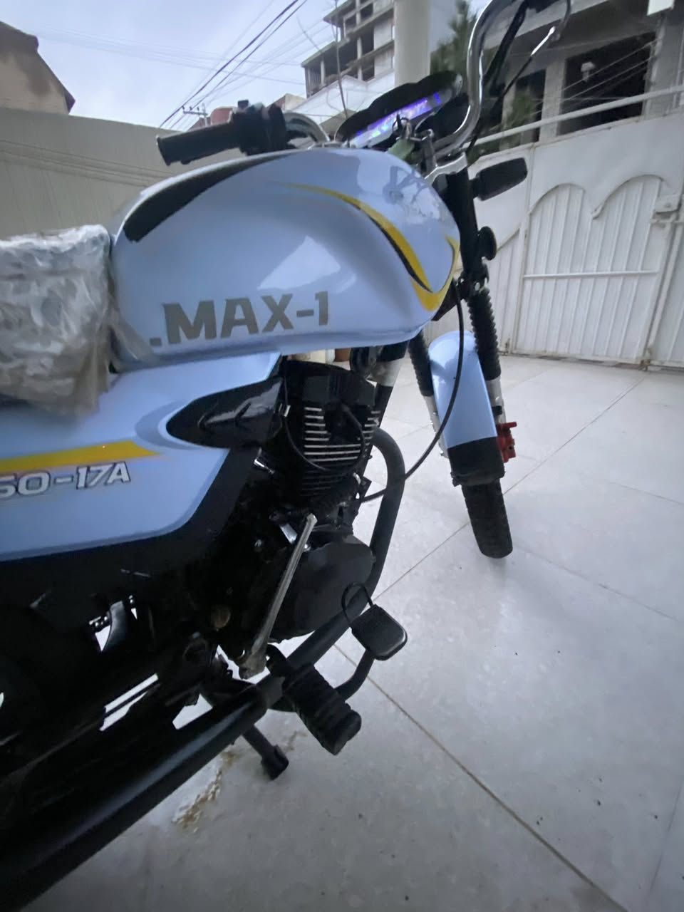 السلام عليكم
عندي دراجه سولنك موديل 24 ممشاها كدامكم 
المكينه مكفوله ما مفتوحه 
دشبول لمس 
كهربائيات كامله 
اوراق موجوده 
بس نقص بريك الامامي 
سعرها 750 وبيها مجال 
رقمي وتساب
***********
