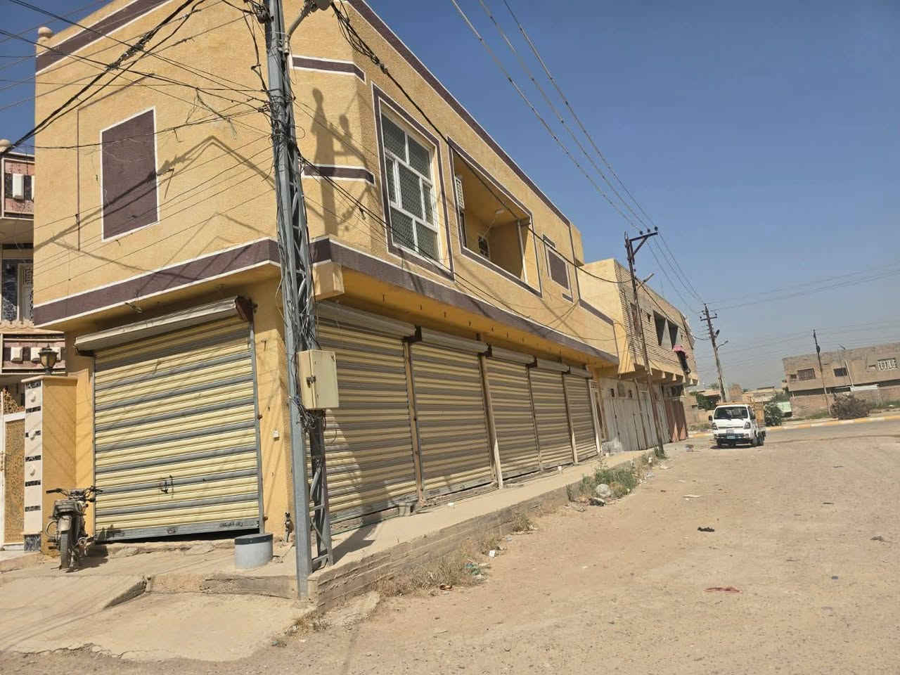 فرصه استثمارية تجارية /بنايه تجارية للبيع طابو سند مساحه290  حي النفط مجاور بلديه الدجيل /شارع ٢٠ متر/مكونه من ٥ محلات و شقه عدد ١ /ودار سكن قاطين/٤غرف نوم /استقبال ساحه درج مطبخ حار بارد مناور/صحيات ٣/بناء طابوك /سيراميك ارضيه وجدران/ كافه الخدمات/سعر ٣٥٠ مليون/ بي مجال للتفاوض الاستفسار الاتصال مكتب الشهم للوساطة العقارية الدجيل/***********
