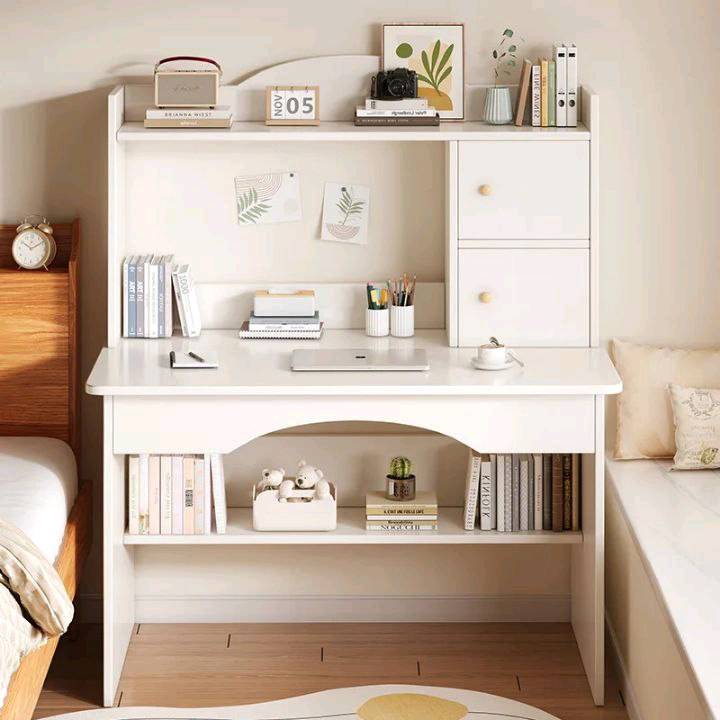 مكتب عصري متعدد الاستخدامات بألوان متنوعة (خشبي، أبيض، رصاصي). يحتوي على رفوف وأدراج لتخزين الكتب والأدوات الكتابية، بالإضافة إلى سطح واسع لوضع جهاز الكمبيوتر أو اللابتوب. مثالي للدراسة والعمل اليومي بفضل تصميمه العملي والجذاب.