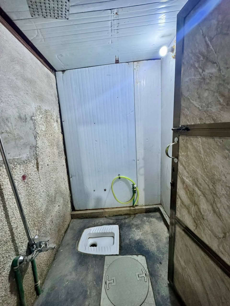 السلام وعليكم
عندي بيت الى الايجار مساحه 50 متر طابق ارضي فقط نضيف 

بي غرفه نوم كبيره و مطبخ و صحيات و طرمه 

موقع البيت شارع مصور الكنز مقابل مطعم حجي 

ايجار البيت 250 قفل 

اتصال على الهاتف 
***********
