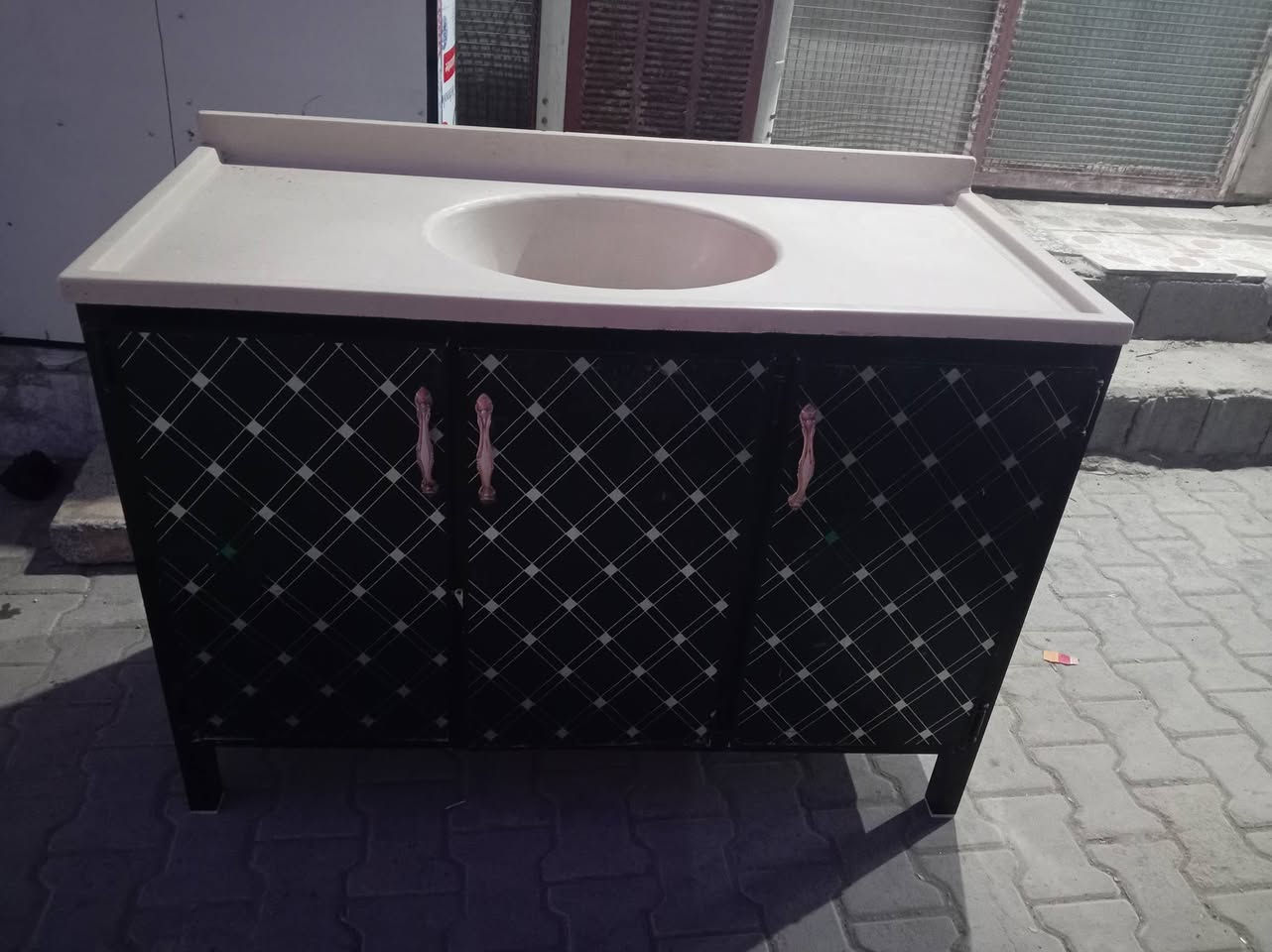 بسم الله
غراض للبيع العنوان المحمودية مقابل المركز الصحي 
والمحل الثاني شارع قيم َمقام قرب الوكيل ابو كريم ويوجد ايضآ باله في مجمع المنصور التجاري خلف عمارة الخضيري و مقابل البيت التركي
***********
***********
