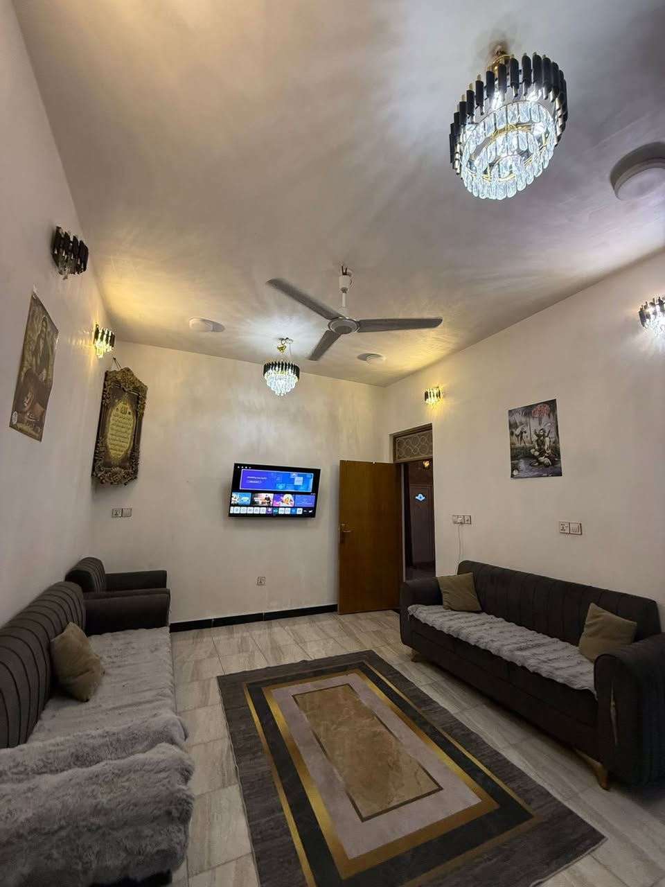 للبيع بيت مساحته 100 م  في حي ميسان بداية شارع جوهرة العرب البيت صب كونكريت بناء درجه اوله يحتوي على غرفتين غرفه بالطابق الثاني وغرفه بالطابق الارضي وستقبال ومكشوفه وحمامات عدد ثنين سعره 90 وبي مجال البيت طابو زراعي بسمي للاستفسار *********** رقمي بي واتساب
