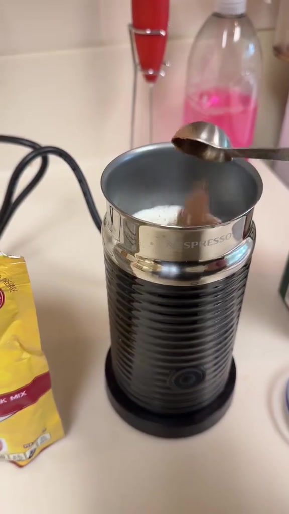 السعر 35 الف 🔥🔥🍫☕️🥛🧋

جهاز نسبريسو ايروتشينو 3 (Nespresso Aeroccino 3) باللون الأسود لتحضير رغوة الحليب.

يتميز الجهاز بتصميم مدمج وبسيط مع زر واحد للتشغيل.

يمكنه تحضير رغوة حليب ساخنة أو باردة في ثوانٍ معدودة.

تبلغ سعته القصوى 120 مل للرغوة و 240 مل لتسخين الحليب.


**إذا كنت صاحب هذا الإعلان وتريد حذفه لأي سبب، رجاءا أرسل رسالة إلى الدعم الفني**