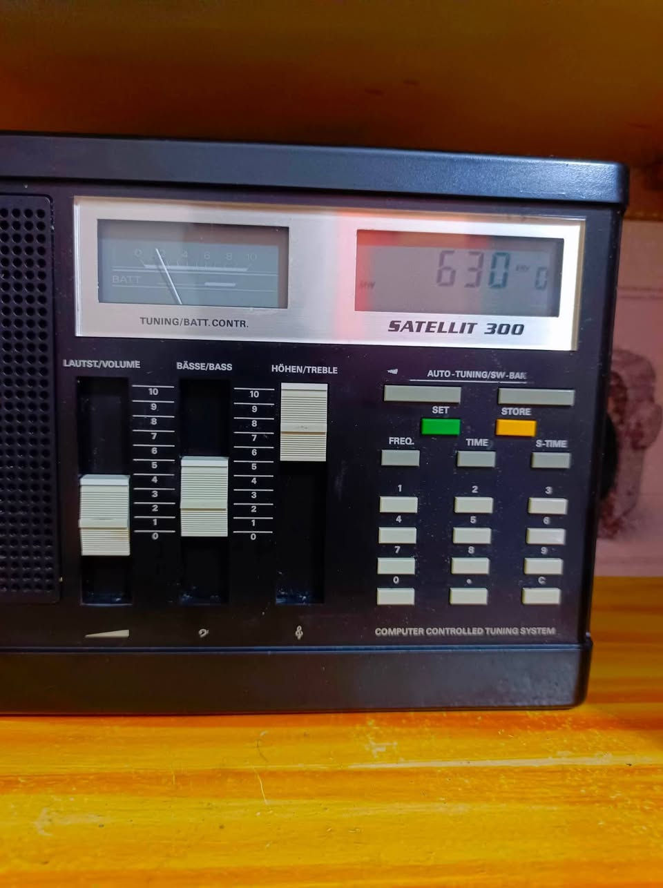 كروندك ستلايت ٣٠٠
راديو GRUNDIG S SATELLIT 300
الصنع. المانيه
سنه الصنع ١٩٨٥
موجات FM-MW_SW1_sw2 LW
UKW/FM: 87,5...108 ميجا هرتز
SW 1: 3,9...10,499 ميجا هرتز
SW 2: 10,5...22 ميجا هرتز
MW: 513...1611 كيلو هرتز
LW: 150...353 كيلو هرتز.
سحب قوي كل موجات ونقاوه
يشتغل باتري حجم وسط عدد ٦
يشتغل كهرباء ٢٢٠ فولت
نظيف جدا شرط الشغل والنظافه والسحب
اي استفسار بعد تعليق يوصلك السعر وبالخدمة 🌹


**إذا كنت صاحب هذا الإعلان وتريد حذفه لأي سبب، رجاءا أرسل رسالة إلى الدعم الفني**
