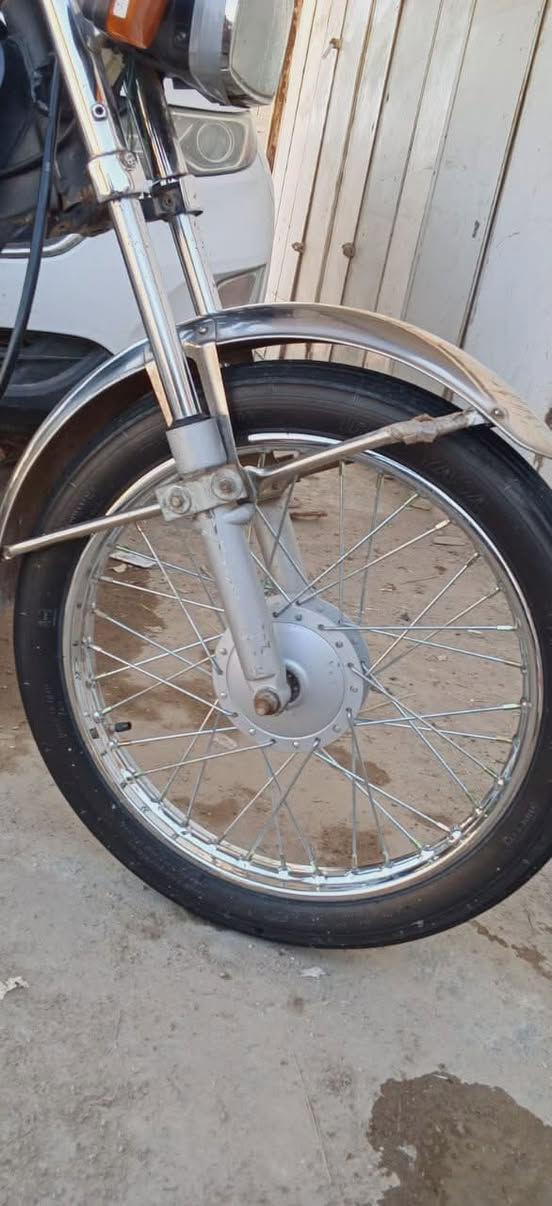 دراجه للبيع..... مديل 16 لون لدراجه بلوراق اخضر دراجه خير من الله تانكي وصفاحيات جدد وتاير وليل جديد امامي وخلفي كالشي بيه نضيف وارق نضيفه  سعره 450 الف وبيه مجال بصيط مكاني كوت زويريجات 
رقم... ‏‪***********‬‏
