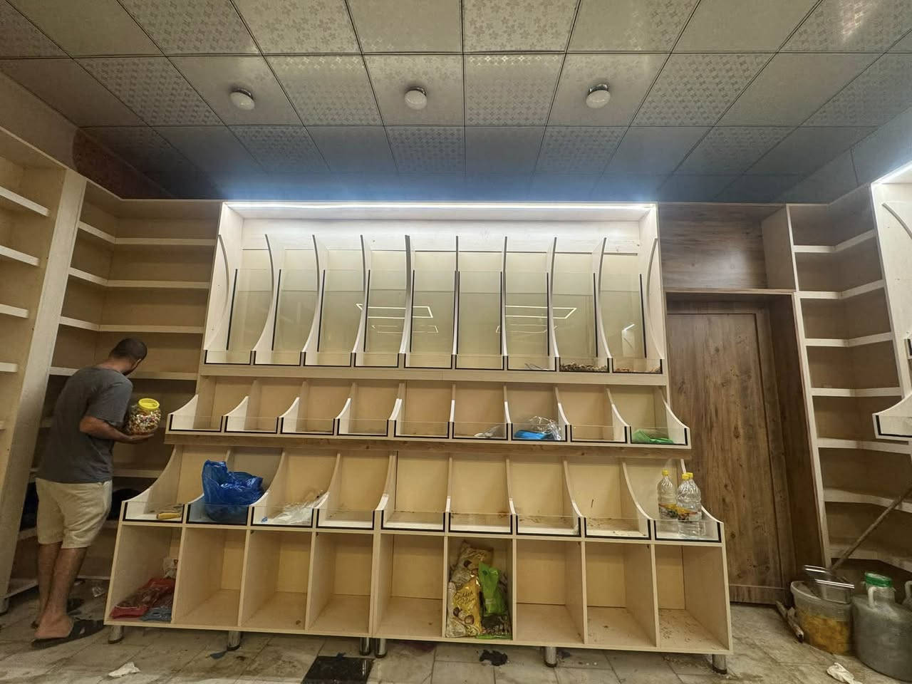 للبيع رفوف بهارات وكرزات ومعلبات 
تواصل ***********

