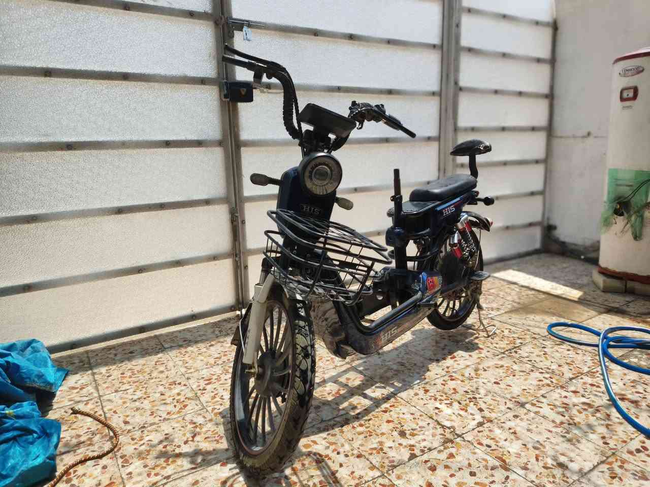 السلام عليكم دراجة شحن🔋⚡ نقص بطاريات + تاير خلفي و سرج الدراجه مهموله لكن شغاله اذا تشد الها بطاريات قيم سعر و اخذها *********** متوفر واتساب
