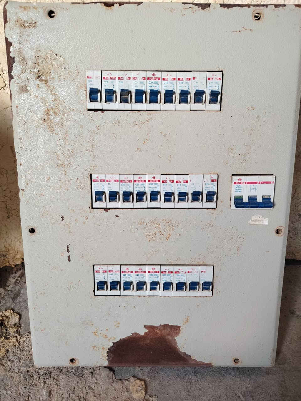 بورد كهرباء 3 فيز 27 جوزة القاطع الرئيسي 100 امبير نظيف جدا للبيع


**إذا كنت صاحب هذا الإعلان وتريد حذفه لأي سبب، رجاءا أرسل رسالة إلى الدعم الفني**