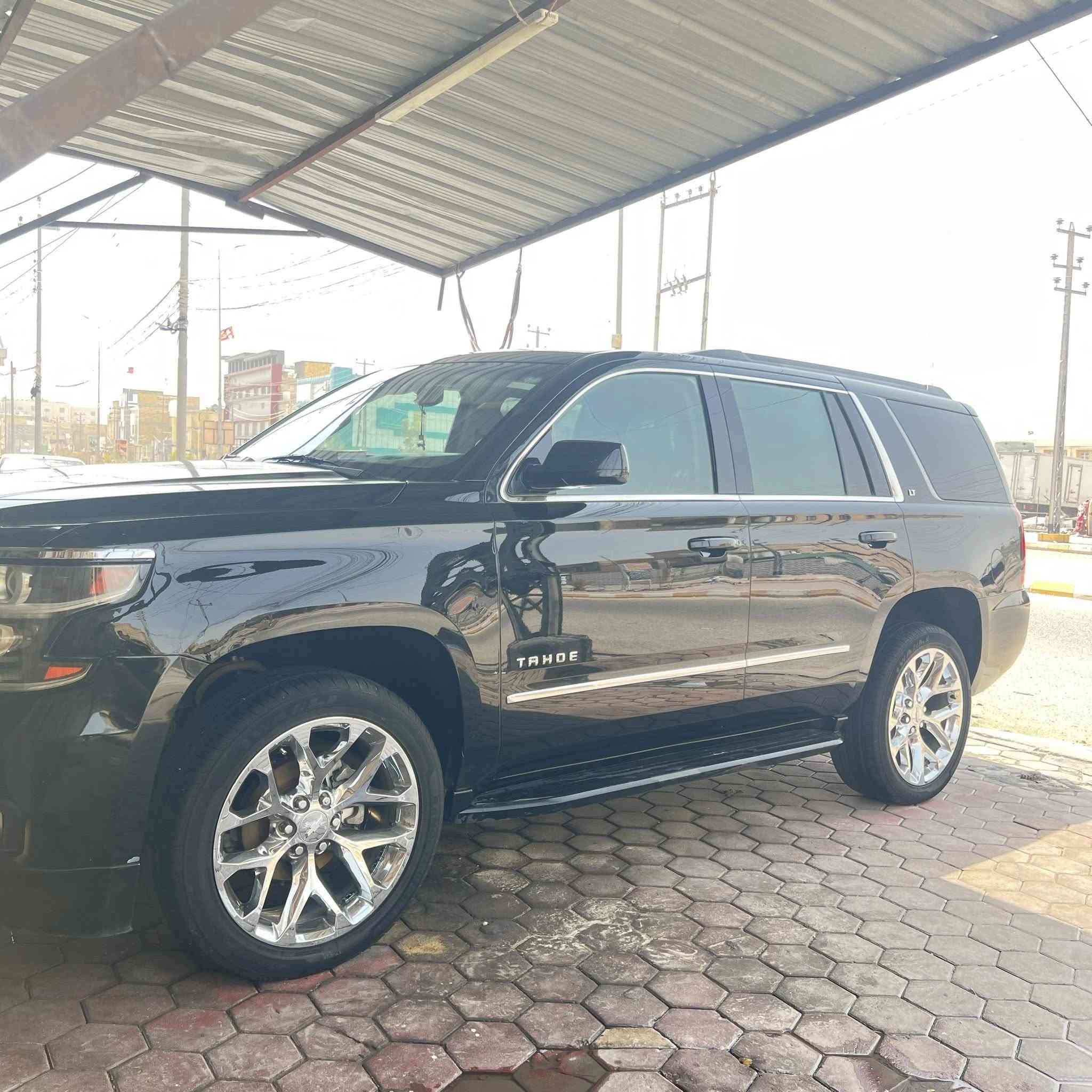 السلام عليكم 
للبيع فقط بدون مراوس تاهو 2017 خليجي وكالة المنصور نص مواصفات : LT 
كراسي كهرباء 3 دكم 
قاصه 
فرس وسطي 
ويل كب بريمر 20
تبريد مركزي 
شاشه كبيره 
كامره دواره 
تحكمات تبريد خلفيه 
رادار 
تنبيه 
نضام السير ع الخط 
محرك 5.3
حساسات 
مري كهرباء 
كروس سرعه وتحكمات 
مانع تزحلق
ليد امامي خلفي 
لايت عدسة زنون متحركه 
كشاف زنون 
سبعه راكب 
السياره مكفوله عامه جديده بمعنى الكلمه 
رقم ربيل الجديد جديد سياره جاهزه 
شرط التحويل  هواي بيه مواصفات حلوه 
السعر 355 وبي مجال 
العنوان ناصريه مركز 
***********
