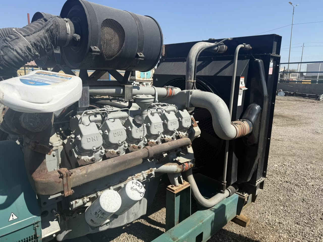 السلام عليكم
للبيع دايو DHIكوري اصلي غير مجدد 

12سلندر دبل سوبر انتر كولر تعويض كهربائي 

التوليد استامفورد انكليزي 750كيفي 

غير مشتغل في العراق 🇮🇶 

موديل حديث

عدد ساعات التشغيل قليل جداً

وارد أوربي استيراد خاص 💪✅

 سيطرة حديثة متطورة (برودكشن)إطفاء وتشغيل ذاتي فول اوتماتيك المولد 

شرط الحمل 1500امبير مرتاح 🦅🔥

 المحرك غير مفتوح 🔓 

العنوان-بابل -شوملي 

للاستفسار الاتصال ع الأرقام التالية

***********

علماً يتوفر لدينا من ال١٠كيفي إلى ٧٥٠
