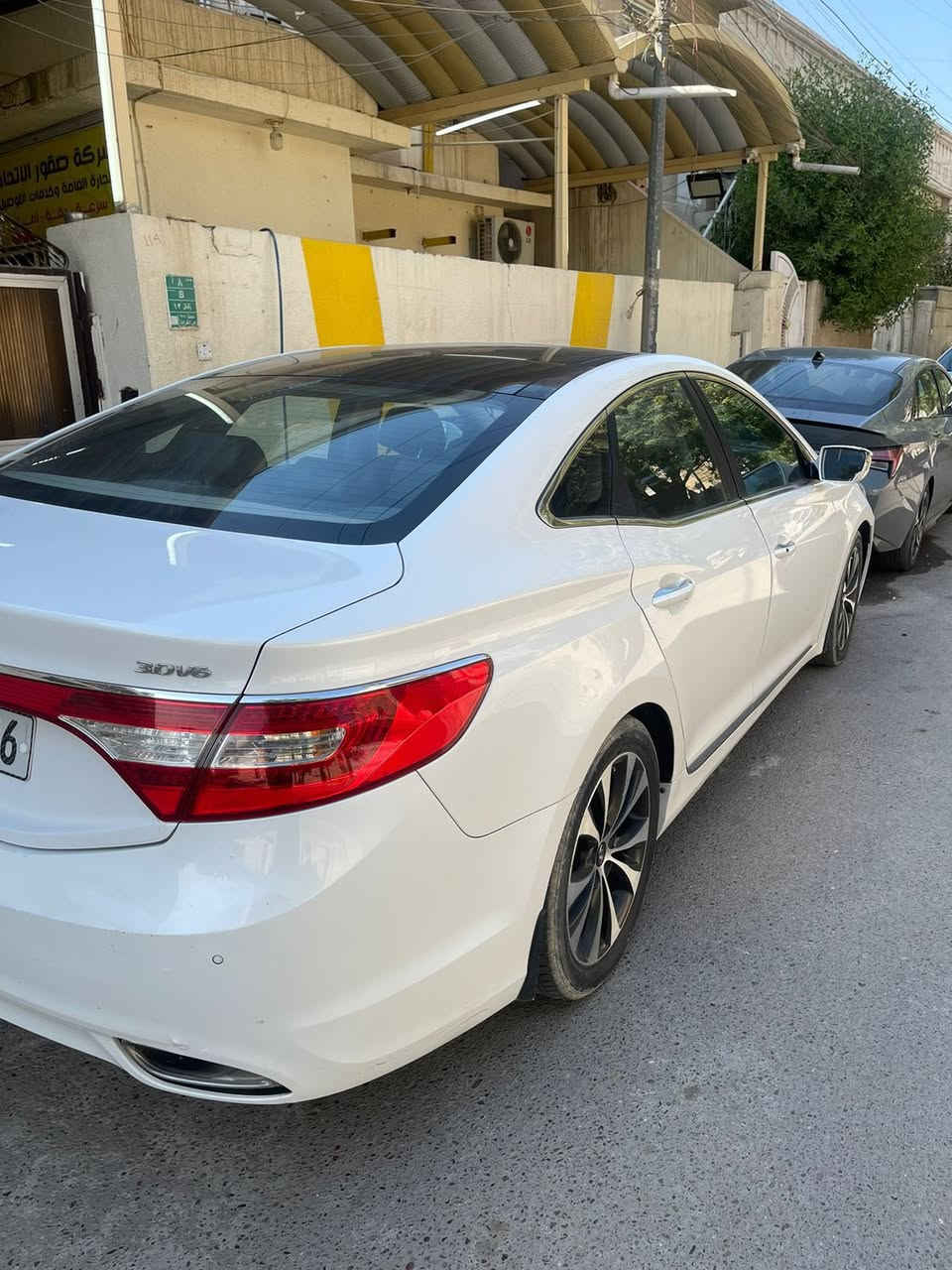 السلام عليكم هونداي ازيرا ٢٠١٥ خليجي كفالة من الحادث بيها باب وجاملغ كلير فقط كير محرك تبريد كفاله غرفتها جديدة سياره ممشى قليل وسعر 129 وبيها مجال  
مكاني بغداد 
***********
