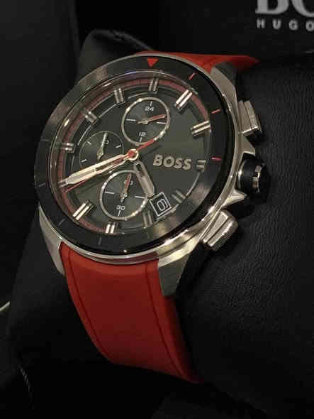 السلام عليكم.......
ساعة BOSS براند الماني بطارية مكينة ياباني 
نافذة للعرض التاريخ 
سناتر شغالة 
القطر ٤٣.٥
مقاوم للماء ٥٠م 
سنتر ثواني ثانوي 
نظام ٢٤ساعة 
طوق دوار 
سير ربر مطاط معلم 
جديد غير مستعمل مع العلبة الاصلية وبطاقة الضمان 
السعر ١٠٠الف 
يوجد توصيل ***********
