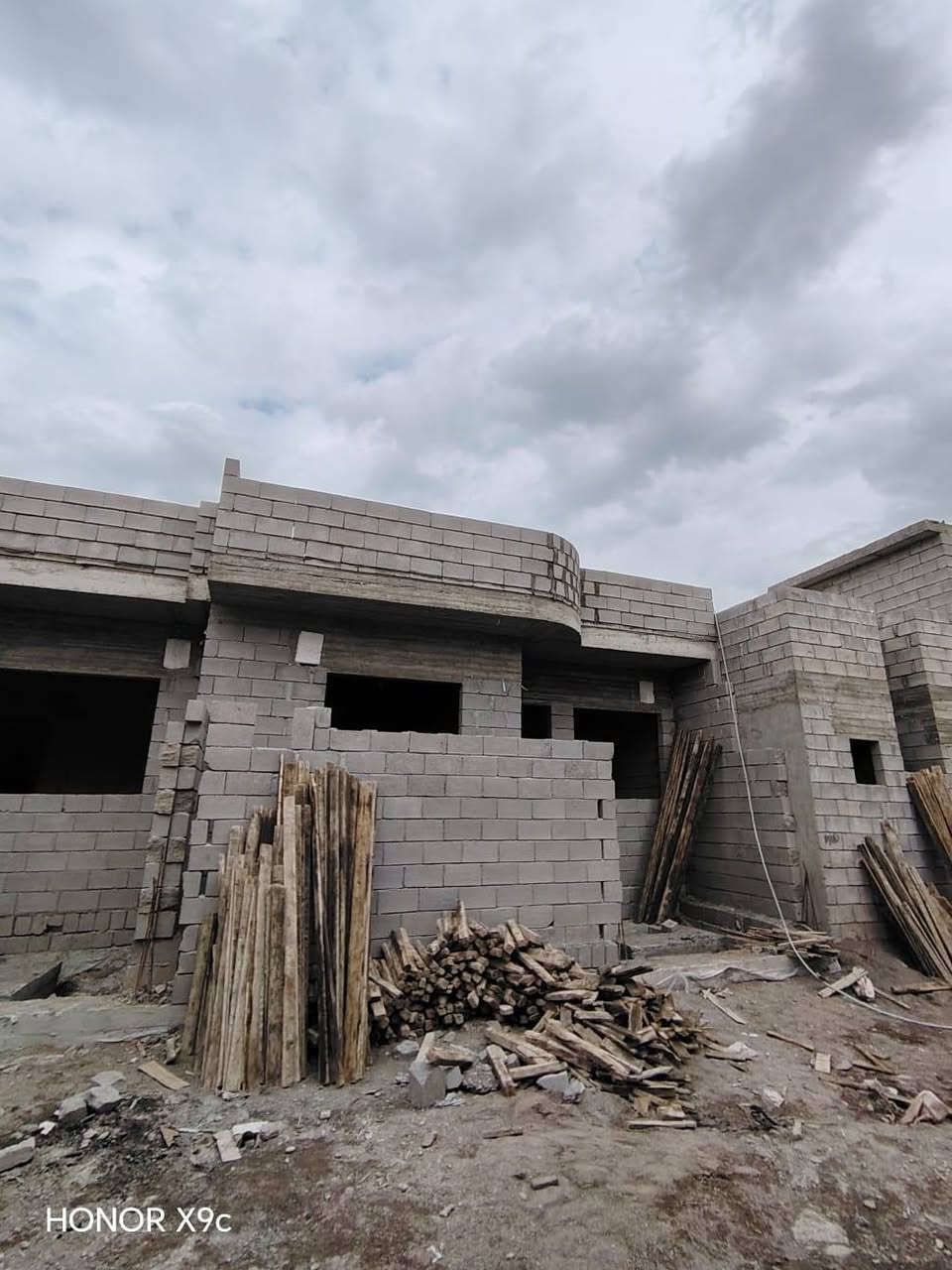 🏠 ثلث هياكل للبيع في حي القوسيات، خلف المدرسة الصينية.

- المساحة: 110 متر مربع لكل هيكل
- يتكون من:
- غرفتين نوم
- هول
- استقبال
- مشتملات
- مطبخ
- كراج
- سند زراعي نموذج 25 حق التصرف، سند أبيض
- وصل بلدية
- خدمات:
- ماء
- كهرباء
- التبليط: 150 متر
- الموقع مميز جدا 🌐، مكان مرتفع
- اساس بادلو حديد، بناء حديث
- السعر: 27 مليون، قابل للتفاوض

للاستفسار:
- ***********
