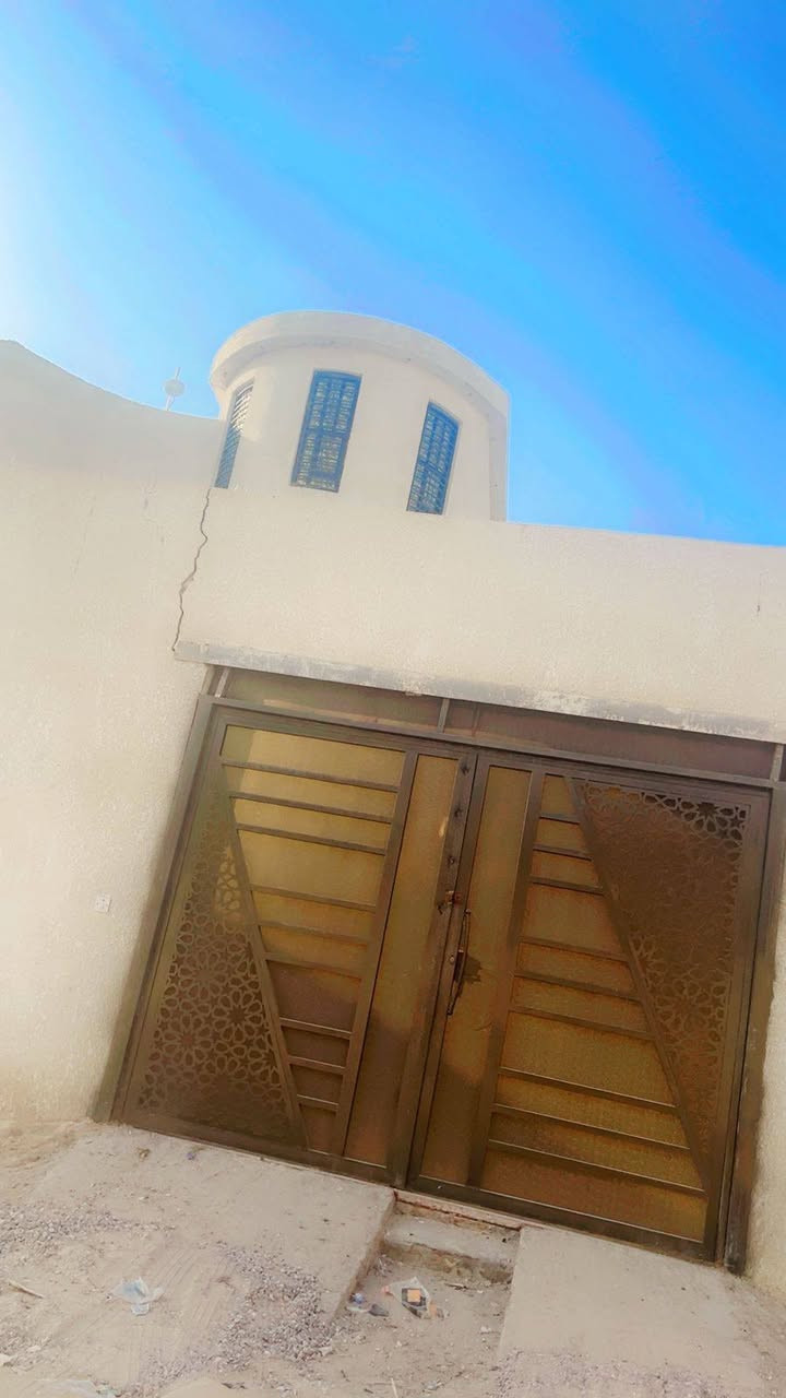 � بيت راقي للبيع – البصرة منطقة الجزيرة / البصرة شط العرب / حي راية 🏡

للبيع بيت حديث ومرتب من الأساس، بموقع مميز قريب من حسينية حجي شنان، ويم مدرسة صقر، سنتر صقر والمستوصف.

📏 المساحة: 600 متر
🏠 مساحة البناء: أكثر من 200 متر
🏗️ البناء جديد وحديث – من أساس طابو وبلوك وفربستون

✨ الطابق الأول:

 • مطبخ تركي راقي جداً
 • صالة فخمة
 • غرفتين نوم
 • ديوانية
 • حمامين (شرقي وغربي)

✨ الطابق الثاني:

 • 4 غرف نوم (إحداها بحمّام خاص)
 • صالة واسعة
 • حمام شرقي وغربي

🌿 الخارج:

 • كراج سيارات وحديقة مرتبة بصفحتين
 • نافورات وزرع طبيعي
 • كاميرات مراقبة تغطي كل البيت

🛋️ ملاحظة:
البيت ممكن يُباع ويّ الغراض أو بدونهم حسب رغبة المشتري (الأثاث والمطبخ والتفاصيل كلها جديدة ومرتبة).

🏡 البيت جاهز للسكن – بناء عصري وموقع  عن فرعين راقٍ جداً
📞 للاستفسار أو المعاينة يرجى الاتصال على: (‭0771 808 7476‬)
