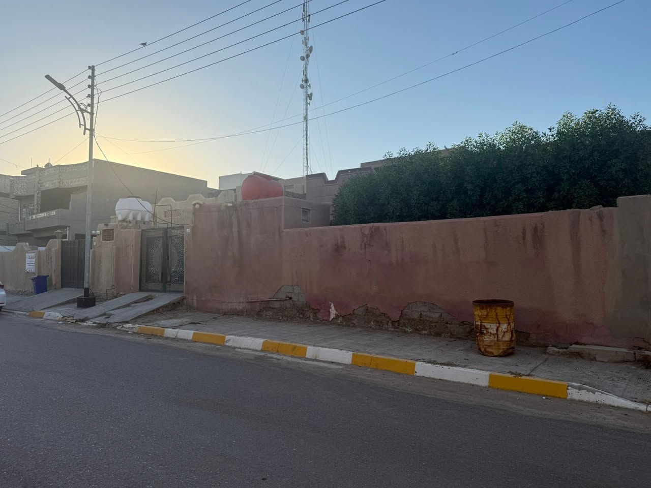 بسم الله الرحمن الرحيم
التسلسل (3) 
بيت للبيع في الفلوجة 
المنطقة حي الضباط خلف جامع المدلل 
المساحة : 200م 
الواجهة : 8 م 
النزال 25 م 
الشارع : 12 م
حالة البناء قديم 
قطع من بيت 
طابو ملك صرف 
سعر المتر 1200 ألف 
للاستفسار مراجعة #مكتب_المتوكل_للعقار 
موقع المكتب شارع المحكمة 
للاتصال : *********** / *********** 
#عقارات_الفلوجة #عقارات_العراق

